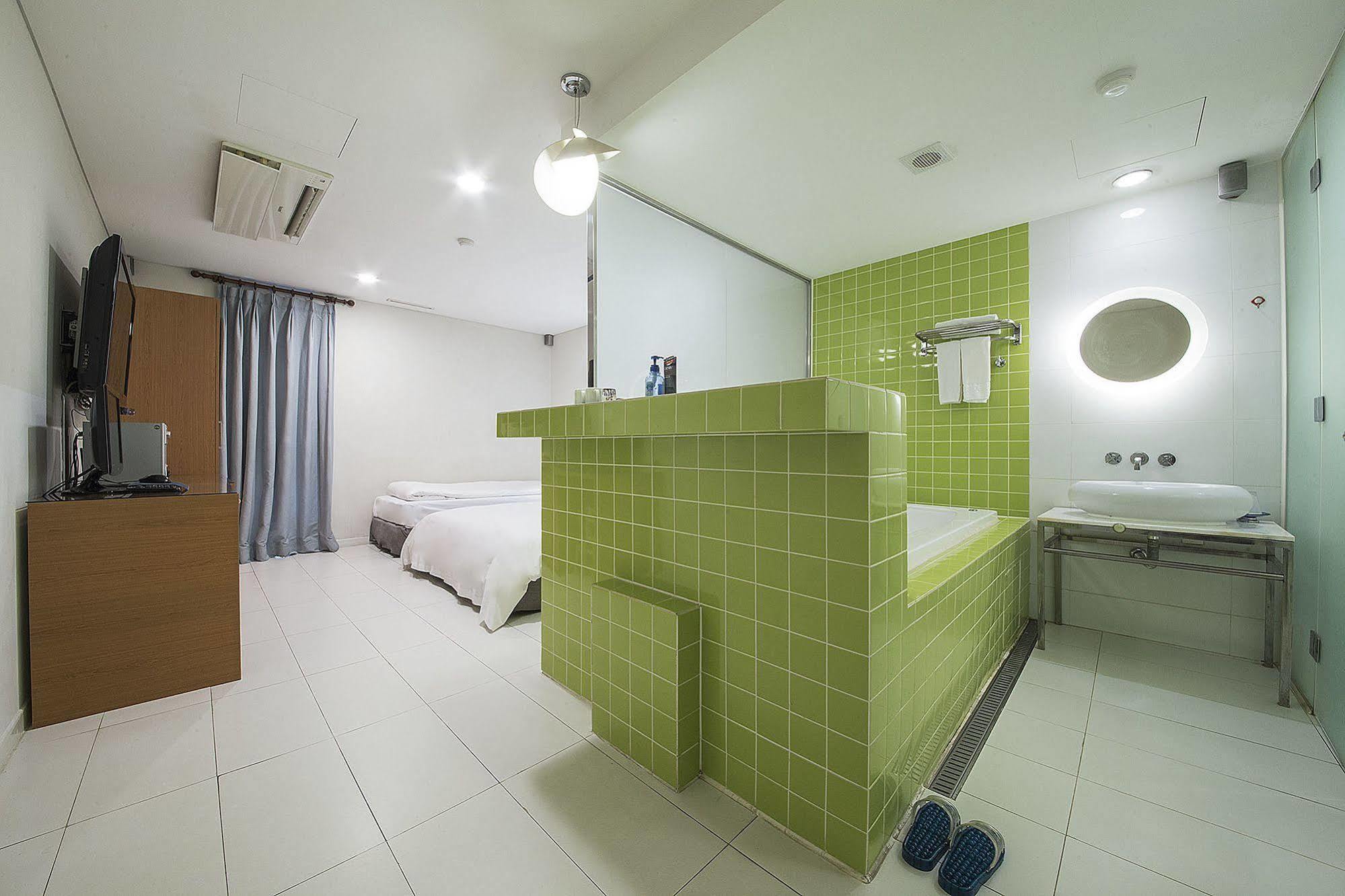 Mate Hotel Seoul Gimpo Екстериор снимка